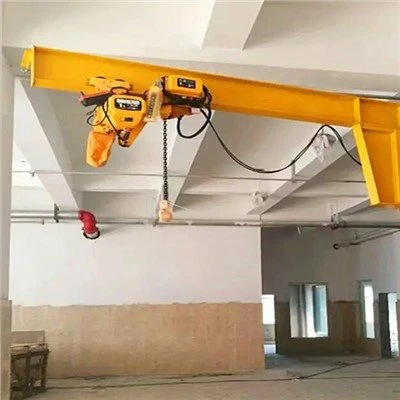 Macara mică, montată pe perete, cu palan electric cu lanț cu spațiu redus